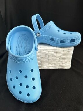 Crocs Unisex Light Blue Slip-On Clogs with Heel Strap Sz. 6 Men’s Sz. 8 Women’s